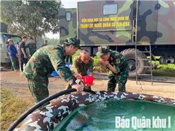 Bộ đội cấp nước sạch cho bà con vùng lũ Thái Nguyên